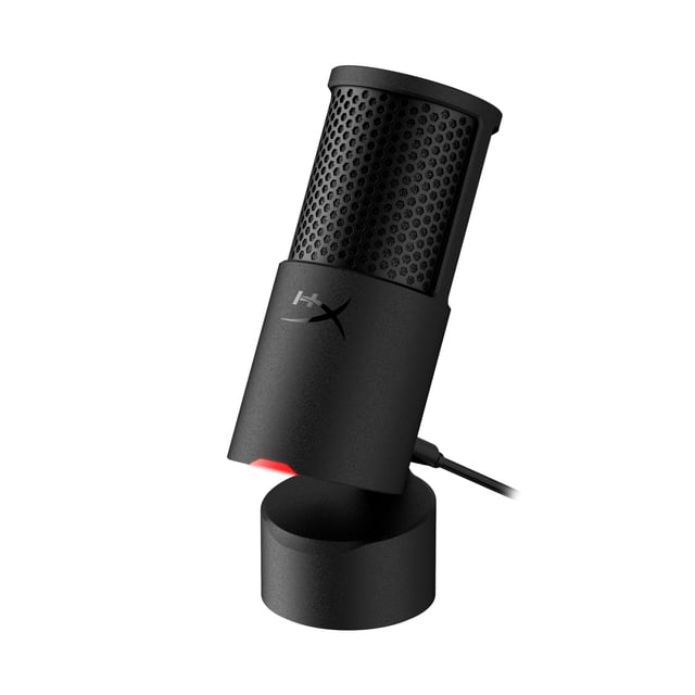micrófono hyperx solocast 2 usb condensador para gaming negro vista 3/4 inclinada de sobremesa, cuerpo cilíndrico negro mate con rejilla perforada, base compacta ajustable y cable USB-C a USB-A; LED rojo indicador, filtro anti-pop integrado y suspensión antivibración interna, ideal para streaming y grabación vocal; también suele usarse para podcasts y llamadas profesionales.