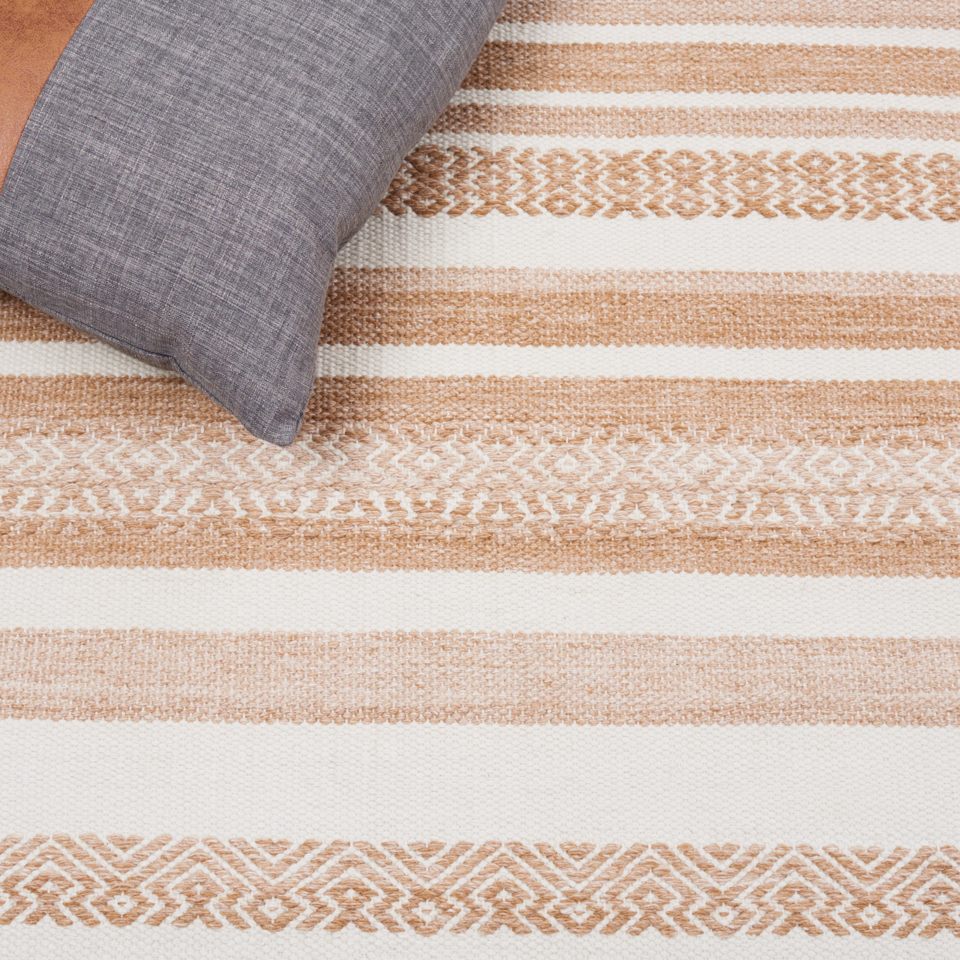 SAFAVIEH Striped Kilim Linda Striped Polyester Area Rug, Beige/Ivory, 4' x 6'