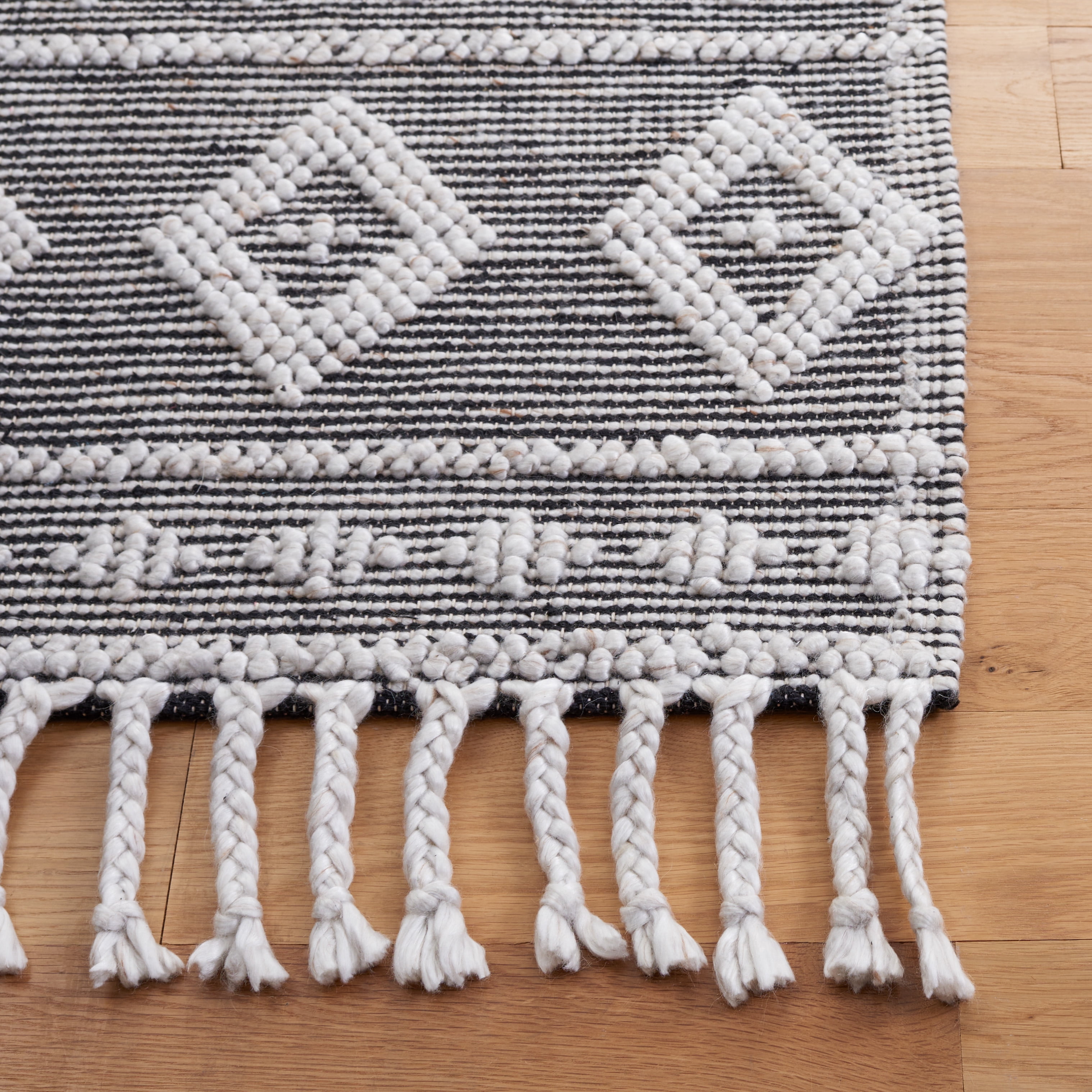 SAFAVIEH Natura Darell Southwestern Area Rug, Silver, 5' x 8'