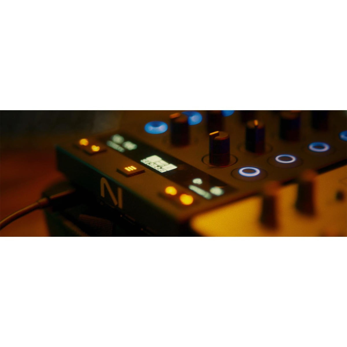 Native Instruments Traktor X1 MK3 Compact DJ Controller with USB