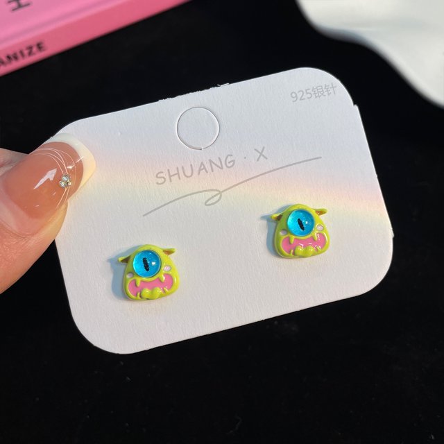 Uñas con forma de oreja de monstruo demonio, lindas, accesorios de Yiwu, puesto de joyería, uñas con forma de hueso de oreja, divertidos pendientes de aguja de plata con dibujos animados