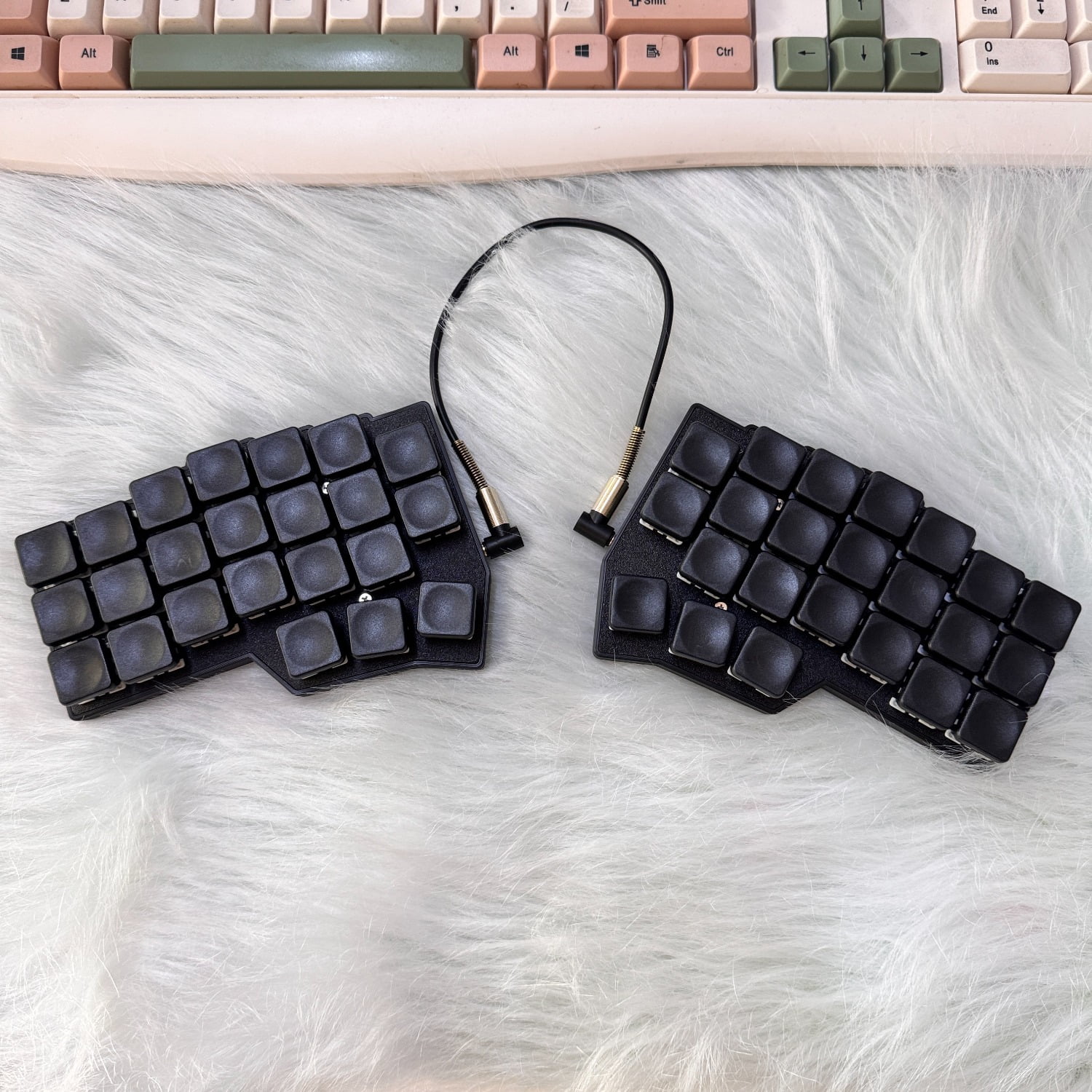 Corne V4 Split Ergonomic Mechanical Keyboard with Low-Profile Keycaps, Hot-Swappable PCB and QMK/VIA Programmable RGB