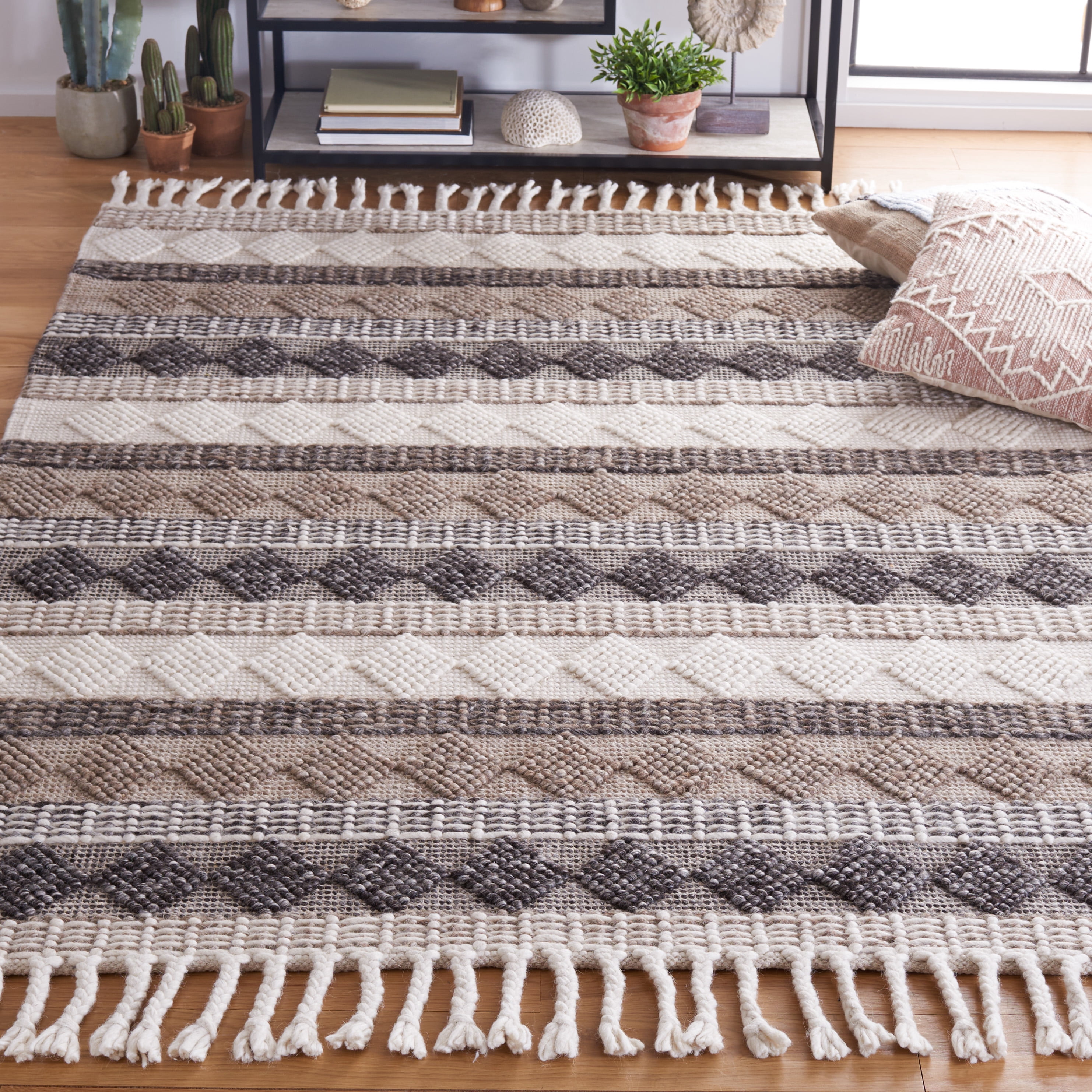 SAFAVIEH Natura Cailyn Southwestern Area Rug, Ivory/Black, 4' x 6'