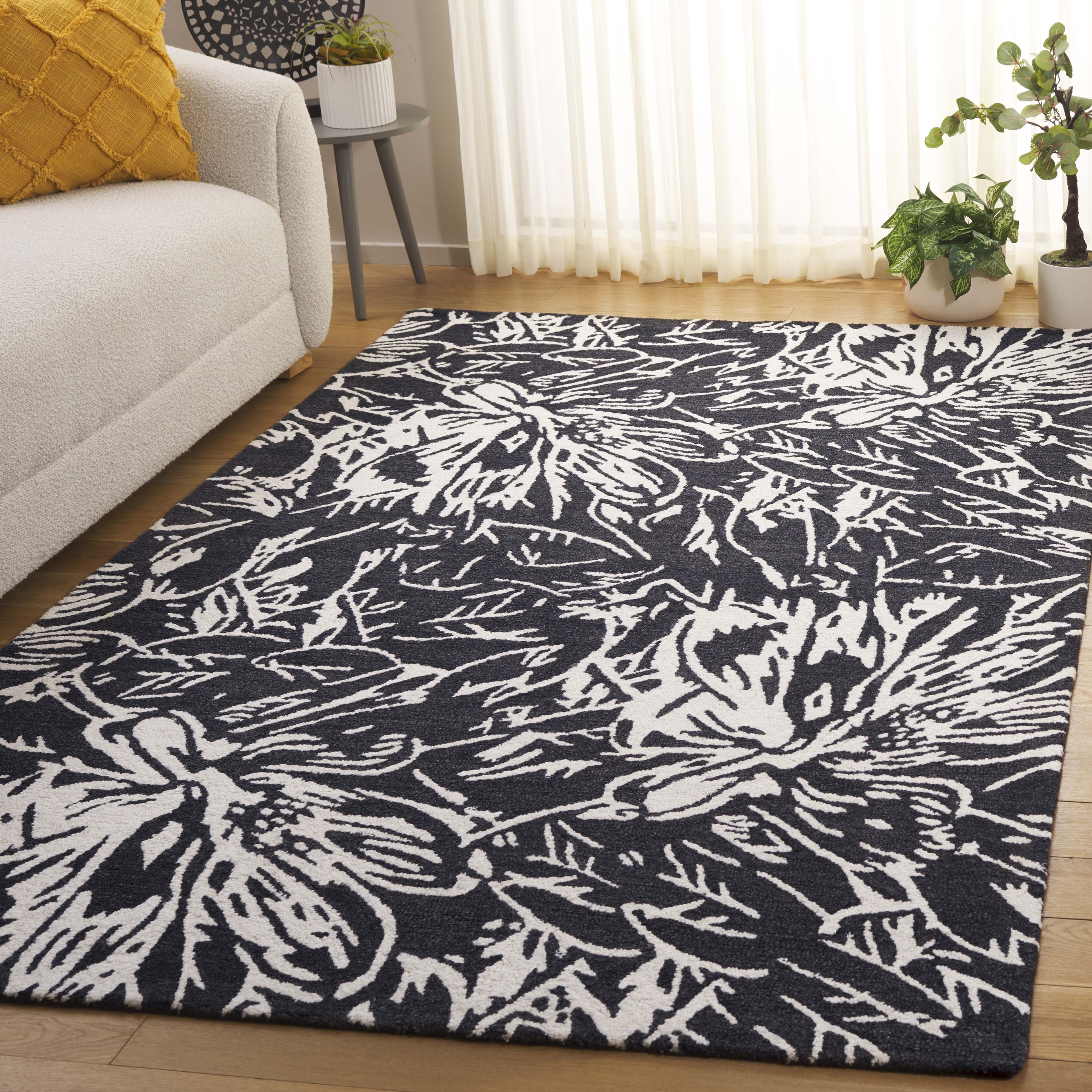 SAFAVIEH Jardin Lalia Floral Area Rug, Black/Ivory, 4' x 6'