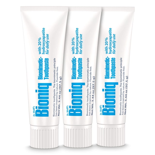 pasta de dientes bioniq classic biomimetic con 20% de hidroxiapatita — Tres tubos frontales en ligera perspectiva, cuerpo blanco con texto azul que muestra la marca Bioniq y la indicación 20% de hidroxiapatita; tapas roscadas blancas sobre fondo blanco minimalista; formulada para uso diario desde los 12 años y a menudo usada en estuches de viaje por su tamaño compacto.