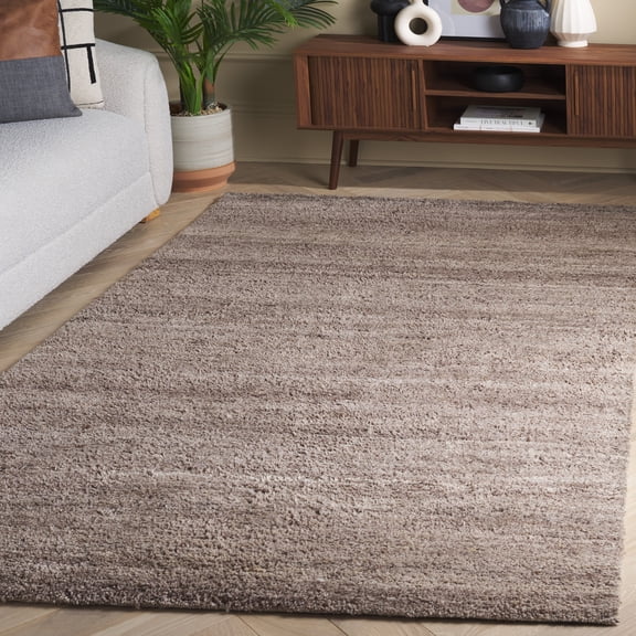 Safavieh Himalaya Vinal Distressed Area Rug, Natural/Light Brown, 5' x 8'
