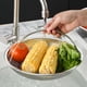 thumbnail image 4 of Canasta de acero inoxidable con asa | Agujeros finos y densos para filtro | Colador reforzado para lavar verduras, frutas y arroz | Base elevada | Fácil agarre | Colador multiuso de cocina, 4 of 7