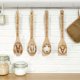 thumbnail image 5 of Juego de 6 cucharas de madera con la letra A, utensilios de cocina con monograma y palabras, de bambú natural, talladas y ranuradas., 5 of 9