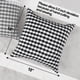 thumbnail image 4 of Juego de 2 fundas de almohada CARRIE HOME a cuadros blancos y negros de 45 x 45 cm, 4 of 7
