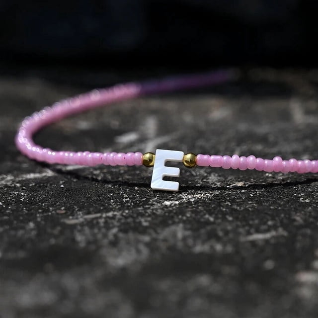 Gargantilla de cuentas bohemias para mujer, collar de cadena con colgante de 26 letras iniciales, joyería de perlas de concha de moda, accesorios bohemios