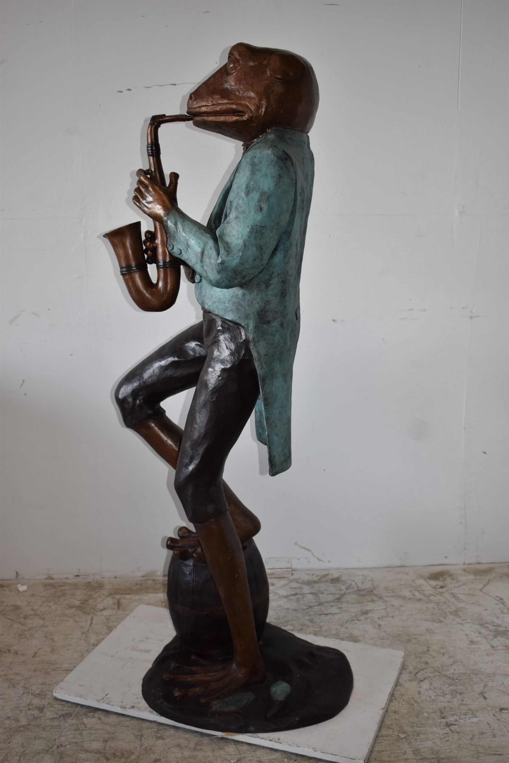 Nifao Frog Playing Saxophone Gracefully Bronze Statue – Garden Outdoor Decor Sculpture, 22"L x 20"W x 65"H