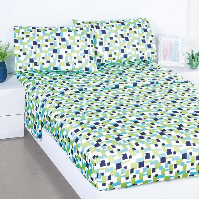 juego de sábana málaga colchas concord málaga Verde estampado geométrico en tonos verdes y azules, vista frontal con sábana y dos fundas visibles; telas ligeras y frescas, ideales para el calor y lavables en casa; también suele usarse para ropa de cama de temporada.
