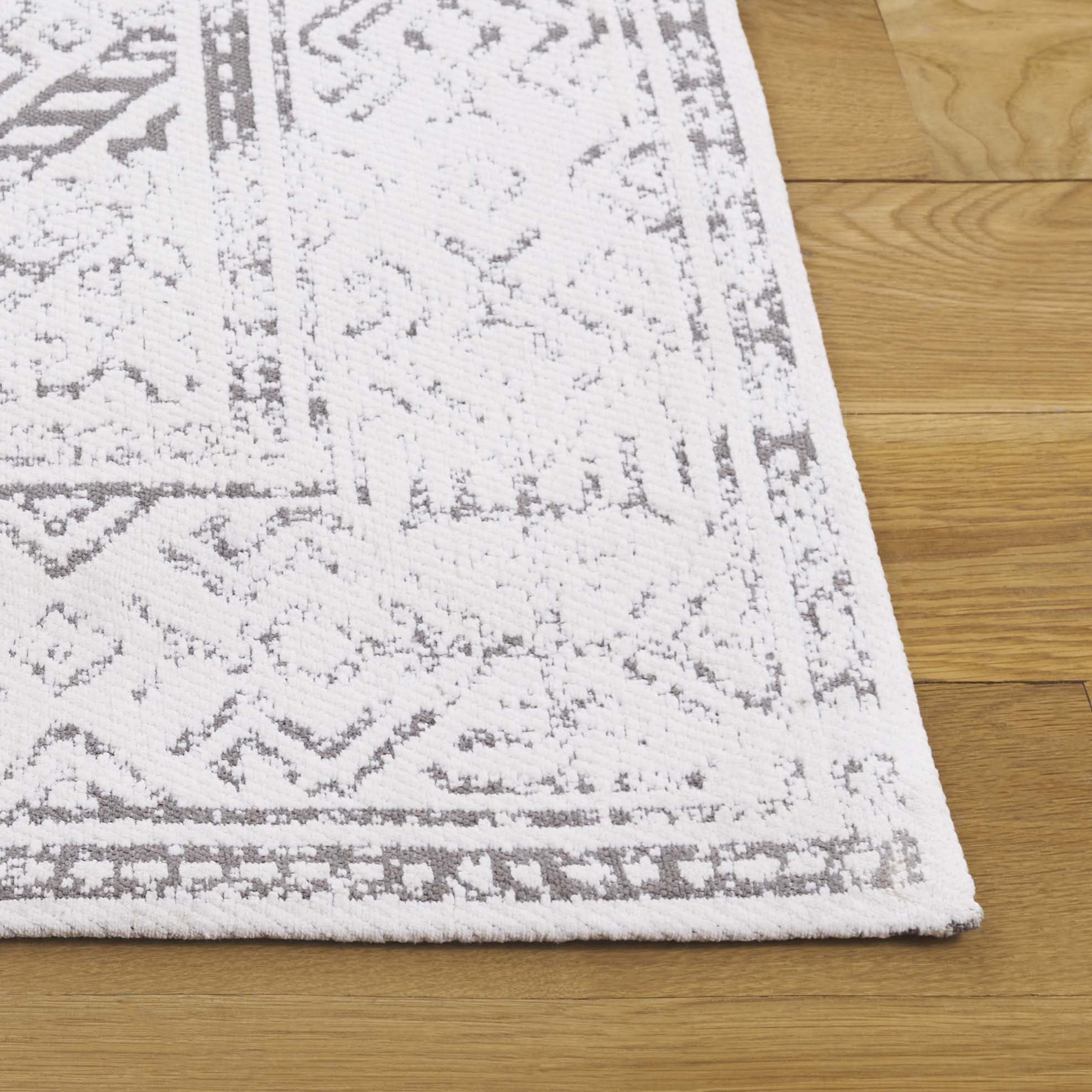 SAFAVIEH Classic Vintage Charlie Diamond Polyester Area Rug, White/Grey, 5' x 8'