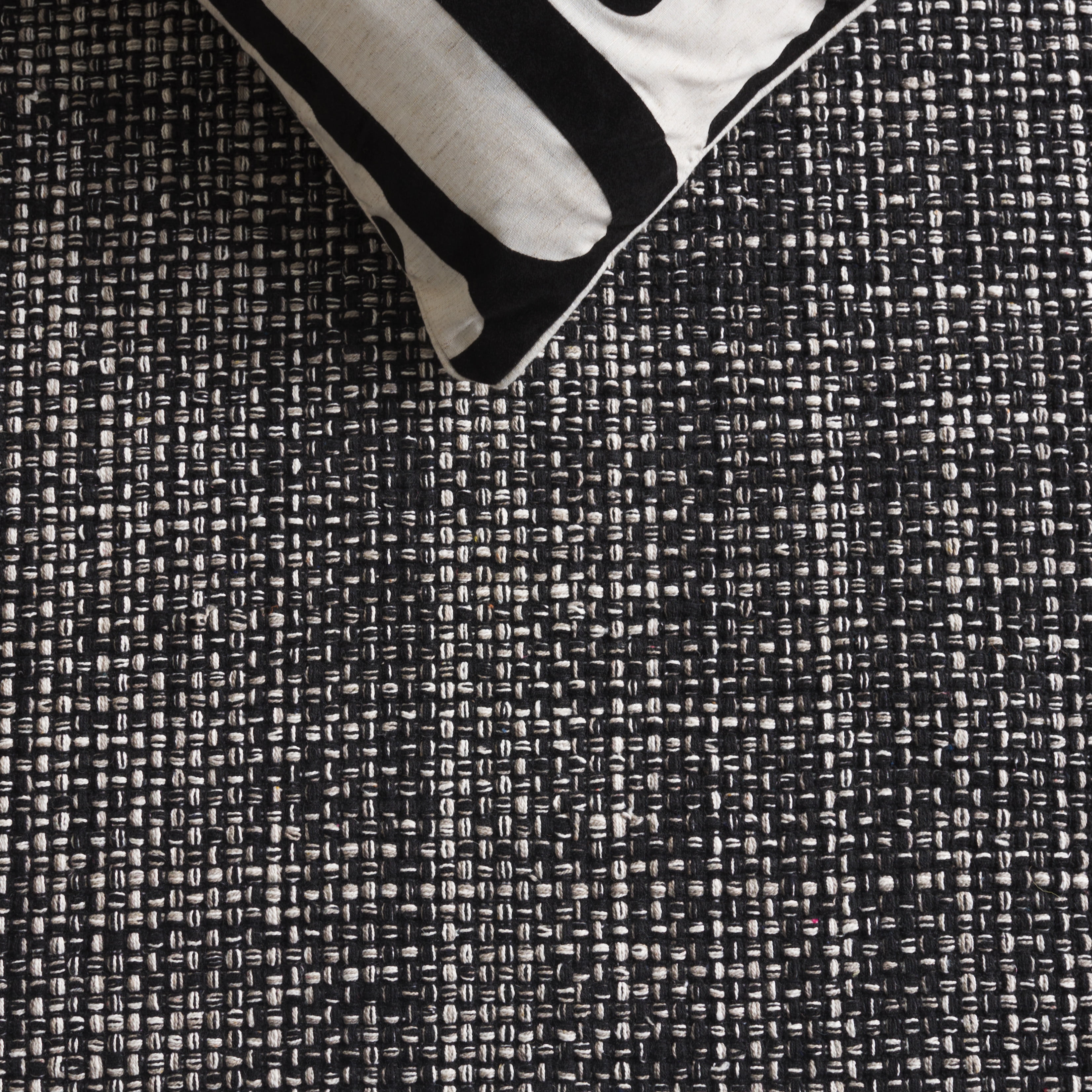 SAFAVIEH Montauk Ombre Solid Area Rug, Black, 6' x 6' Round