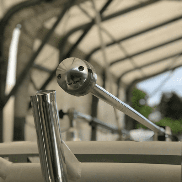 Taco Lumière de Navigation GS-950 Série Grand Slam; Lumière de Stern; Hauteur 39,25 Pouces; 0.6 Ampères à 12 Volts; LED; Lentille Claire; Boîtier Noir; Boîtier en Aluminium; Certifié USBG