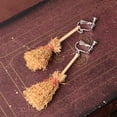 thumbnail image 2 of Un par de pendientes de escoba de bruja, divertidos clips para las orejas de Halloween, pendientes sin orejas tejidos a mano naturales para mujeres y niñas, 2 of 5