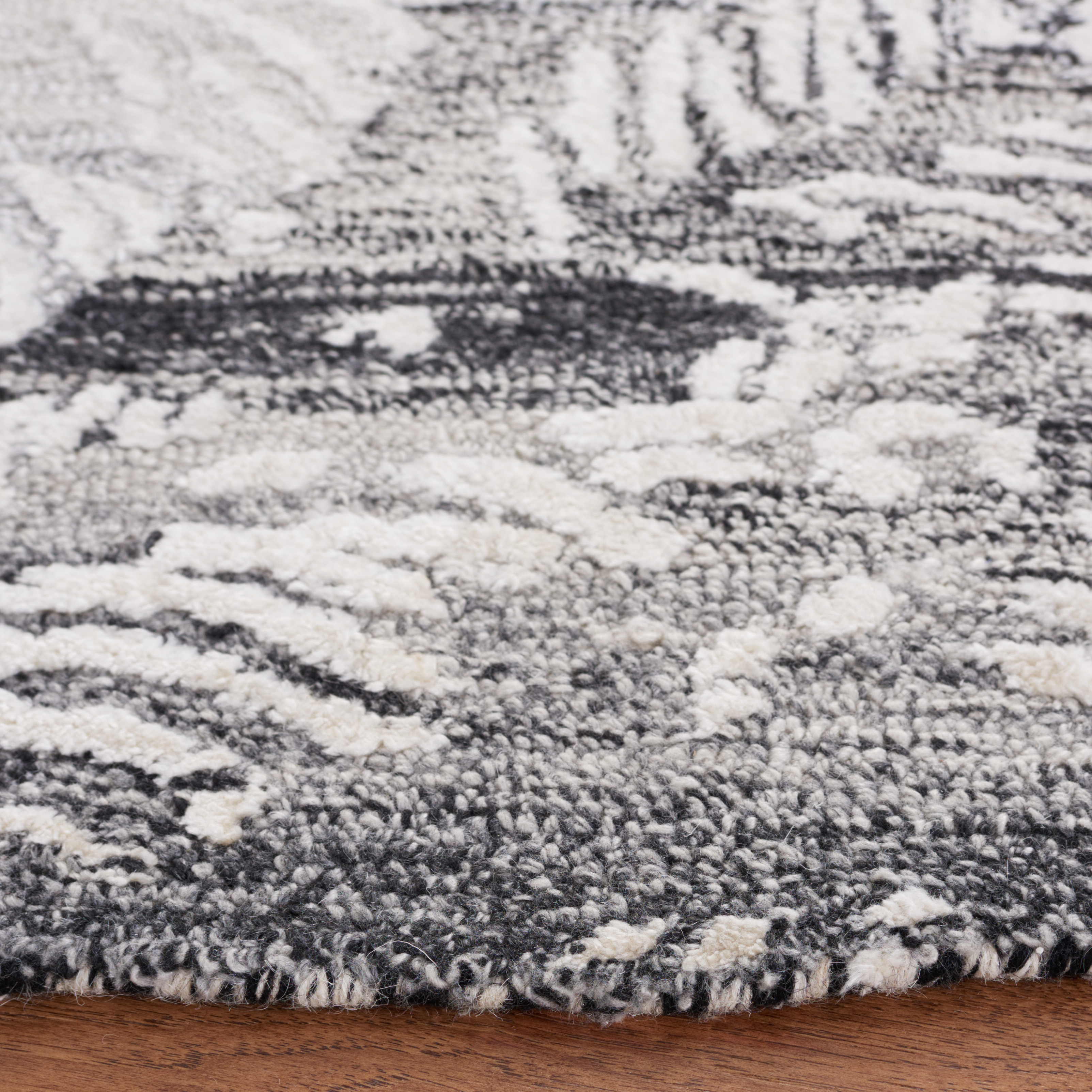 SAFAVIEH Glamour Nina Botanical Area Rug, Black/Ivory, 6' x 6' Round