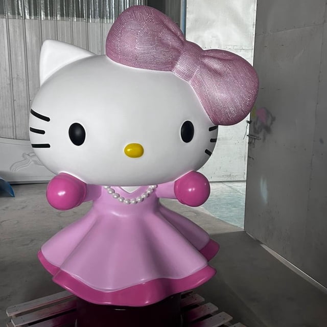 Personalización grande de la fábrica de la estatua del jardín de las estatuillas al aire libre del personaje de Hello Kitty de la historieta