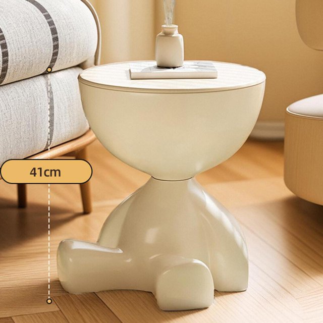 pequeña mesa auxilada adorno de gabinete de cabecera linda mesa de café plana para la sala de estar del baño dormitorio interior decoración del hogar beige mesa auxiliar beige de 37 x 37 x 41 cm con base escultórica redondeada y tapa plana con textura rayada; vista frontal 3/4 junto a sofá, adecuada como mesita de noche o mesa de café pequeña.