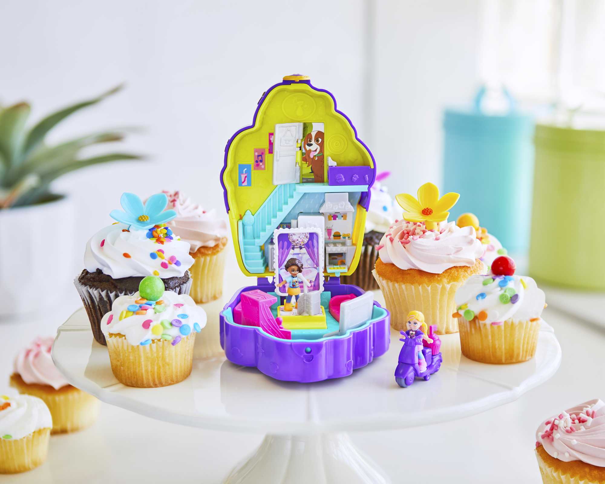 Polly Pocket Pocket Sweet Treat Cupcake Cafe-Themed Compact with Dolls - image 5 of 8