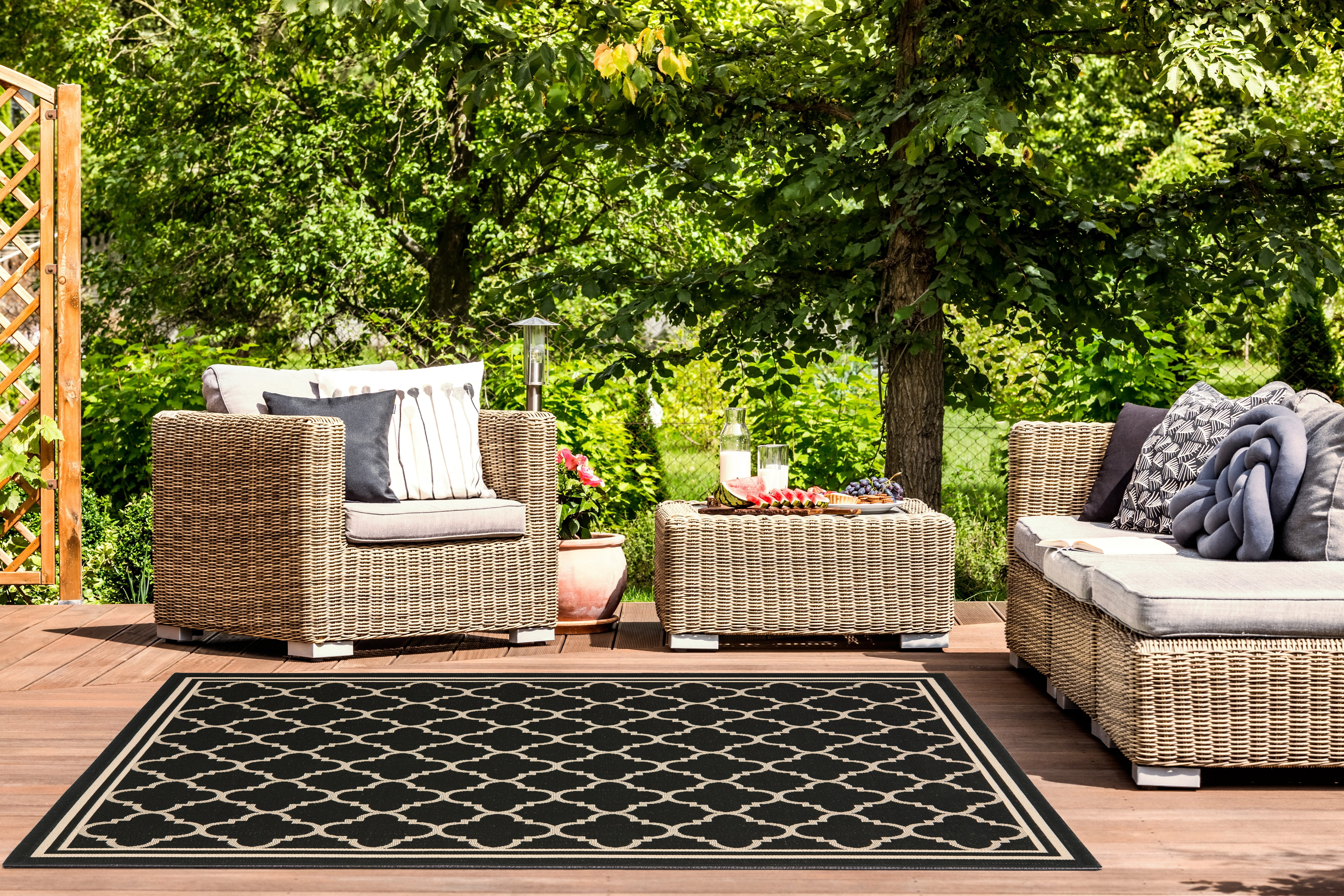 Safavieh Courtyard Alina Geometric Quatrefoil Indoor/Outdoor Area Rug, Black/Beige, 4' x 4' Square
