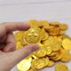 thumbnail image 4 of 100 monedas de plástico de la buena suerte, confeti de trébol, chispas de mesa para decoración de fiestas, regalos y suministros., 4 of 5