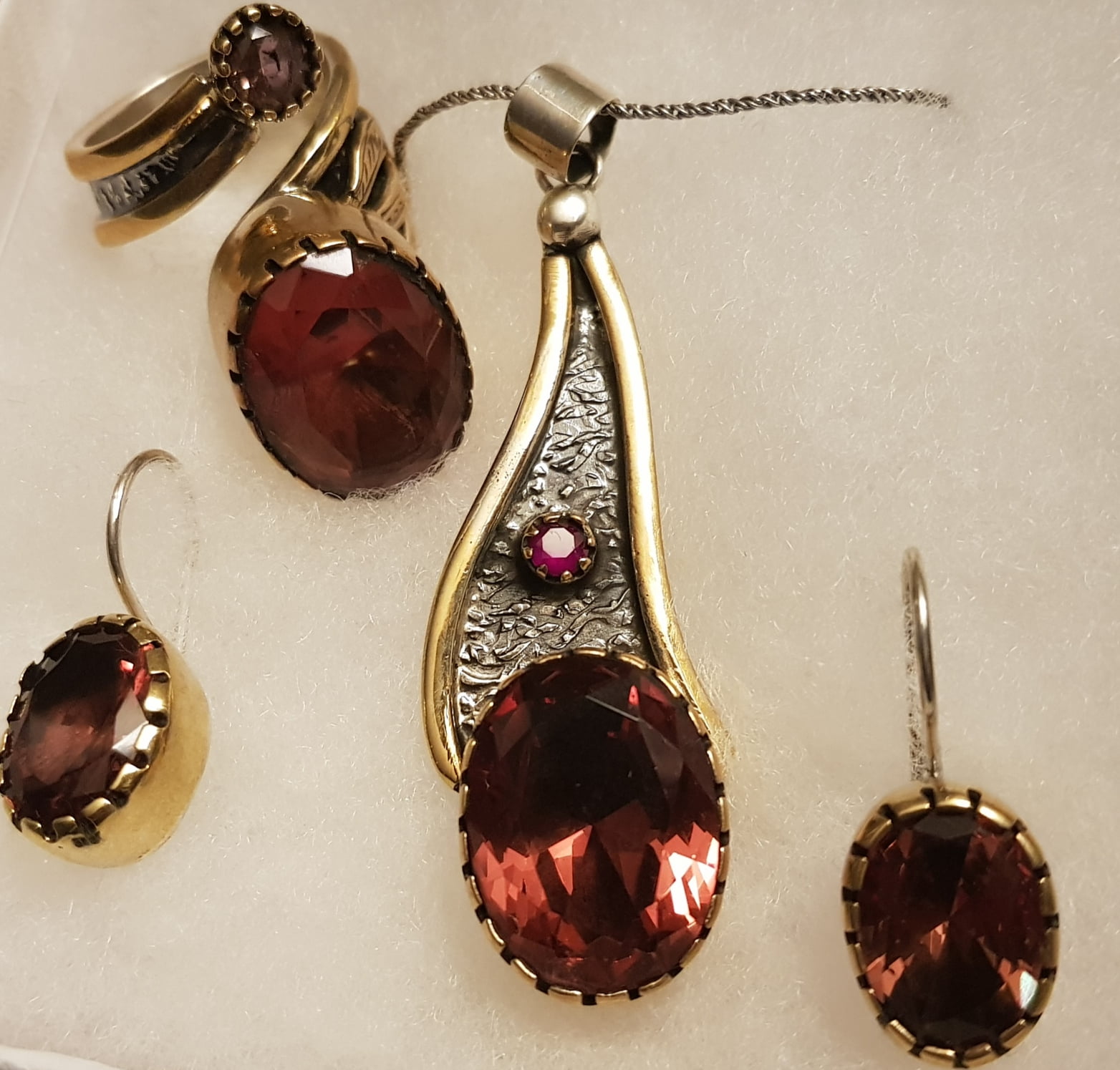 Suspension earrings and pendants with red gemstone fragments 925 silver