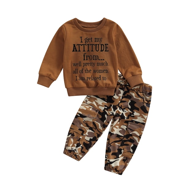 Conjunto de dos piezas para bebé niña: sudadera de manga larga con estampado de letras y pantalones elásticos con estampado de camuflaje.
