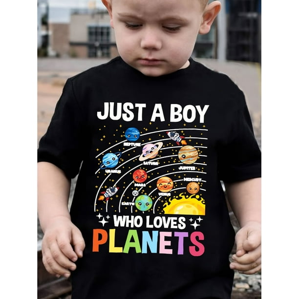 Camiseta de verano para niños, cuello redondo, 100 % algodón, corte regular con ligera elasticidad, estampado informal con letras, detalle de aplique y diseño "Just a Boy Who Loves Planets".