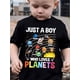 thumbnail image 1 of Camiseta de verano para niños, cuello redondo, 100 % algodón, corte regular con ligera elasticidad, estampado informal con letras, detalle de aplique y diseño "Just a Boy Who Loves Planets"., 1 of 7