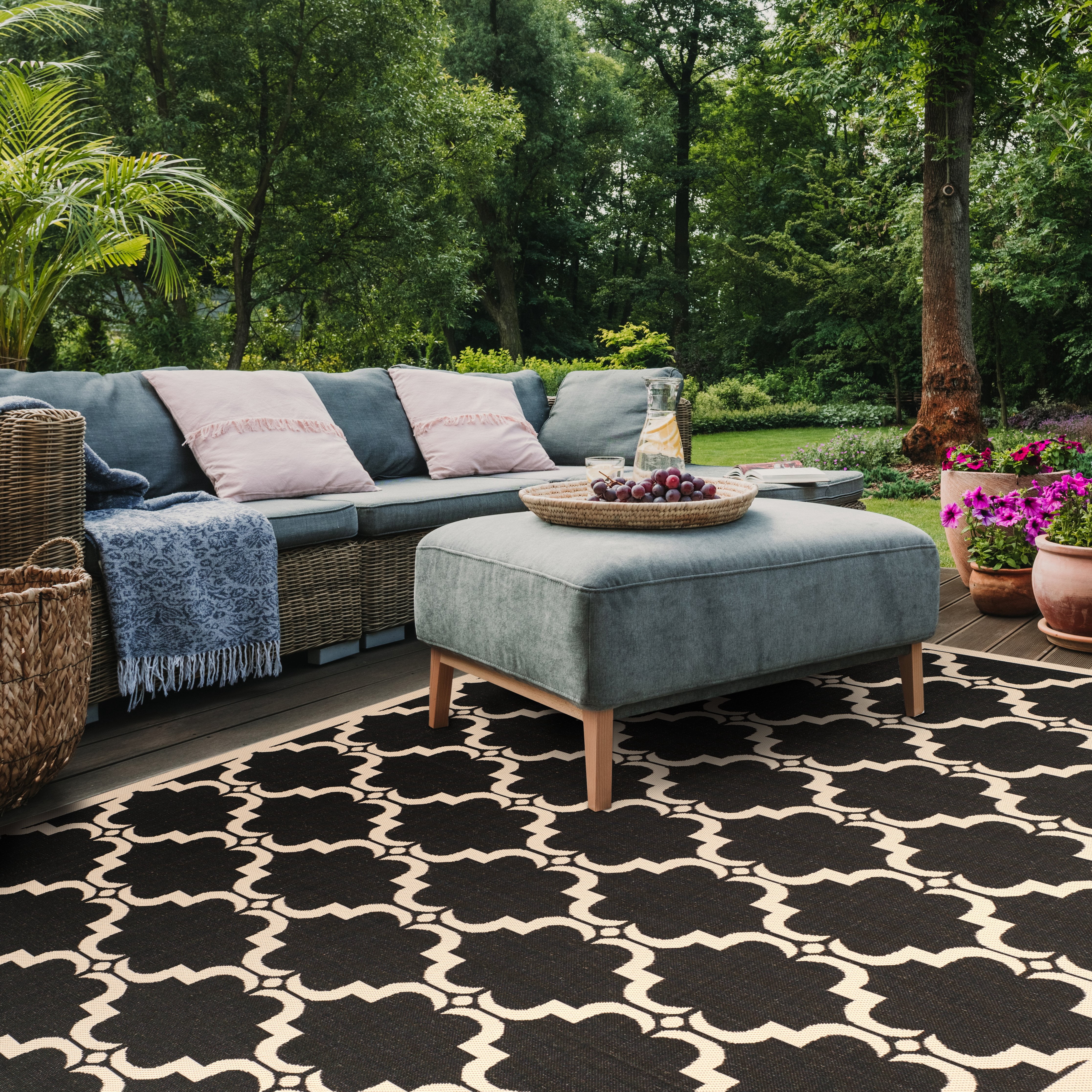 SAFAVIEH Courtyard Estelle Geometric Indoor/Outdoor Area Rug, 9' x 12', Black/Beige