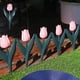 thumbnail image 4 of Bordes de cerca de jardín de plástico | Borde decorativo de estacas para césped, macizos y patio | Diseño de tulipán | Material plástico resistente al clima | Modular y fácil de instalar | 29x15cm, 4 of 6