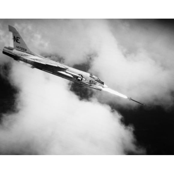 Guerre du Vietnam: Croisé Jet. /Na U.S. Navy croisé jet fighter tire une fusée zuni sur une cible de viet cong au sud du Vietnam, novembre 1965. Affiche Imprimée par (18 x 24)