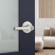thumbnail image 2 of Manija de puerta de entrada Kwikset Henley con cerradura y llave Palanca reversible con llave segura Exterior para entrada principal y dormitorios Níquel satinado Resistente a golpes Smartkey Rekey Se, 2 of 5