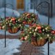 thumbnail image 4 of Cesta colgante de Navidad Artificial con piñas, frutos rojos, luces LED blancas, decoración para jardín de césped interior y exterior, 4 of 7