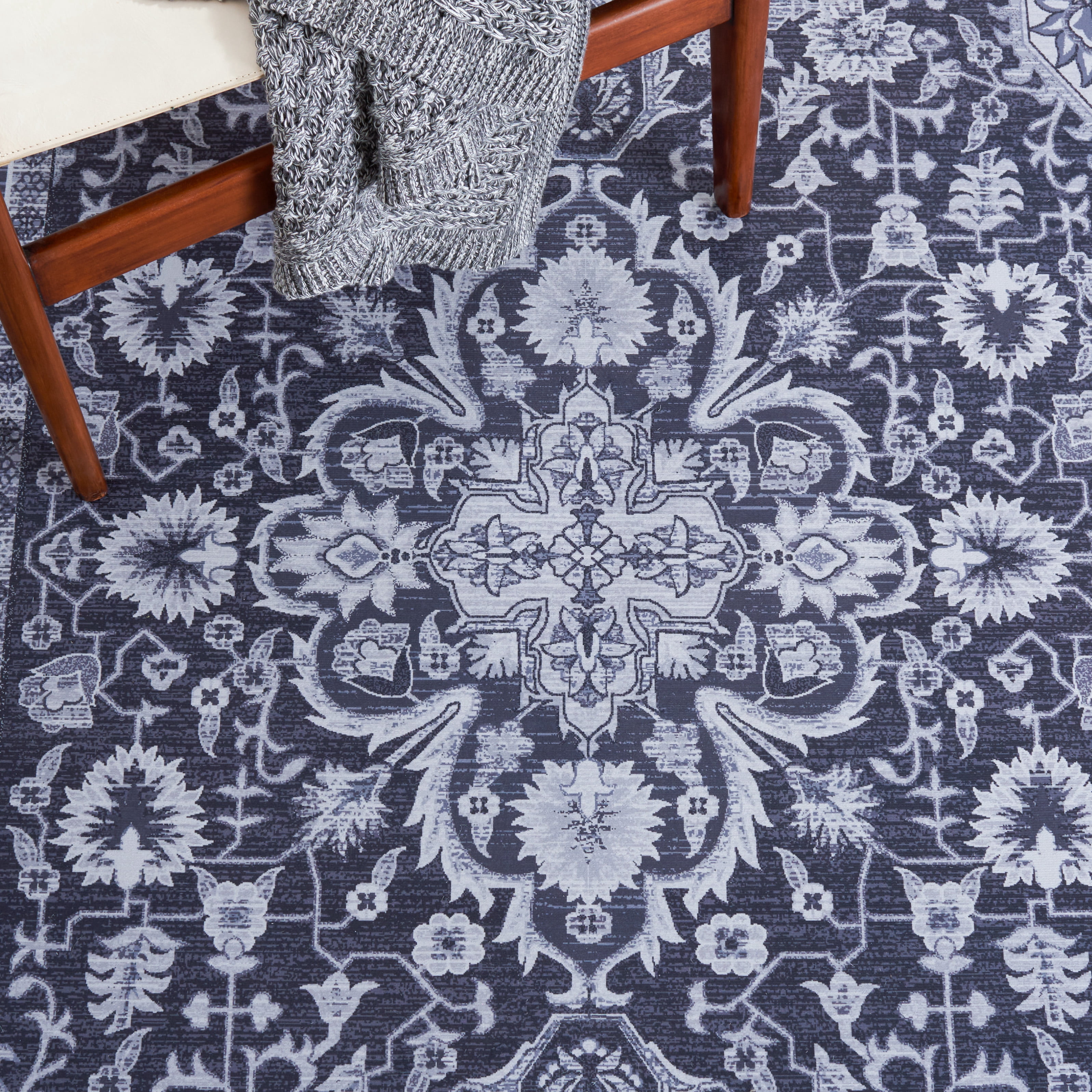 SAFAVIEH Tucson Brooke Traditional Machine Washable Area Rug, 4' x 6', Black/Beige