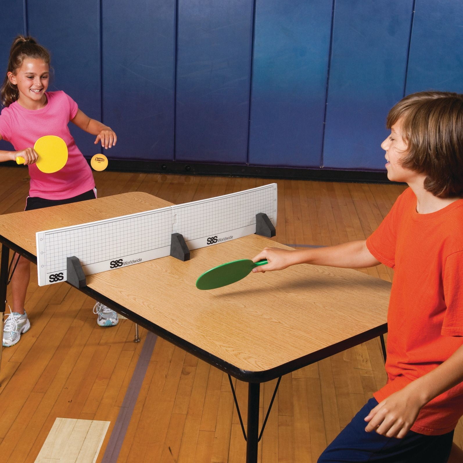 S&S Worldwide Jumbo Table Tennis Balls. Balls are about 2.2" which is 40% Larger than Regular Balls. Spice up Your Table Tennis or Pong Games. 12 Balls, 6 each in White and Yellow.