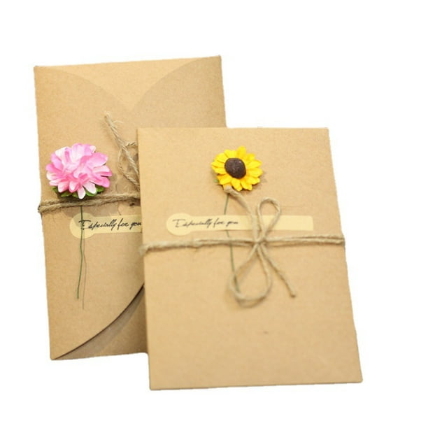 Carte de vœux pile de cadeaux avec enveloppe