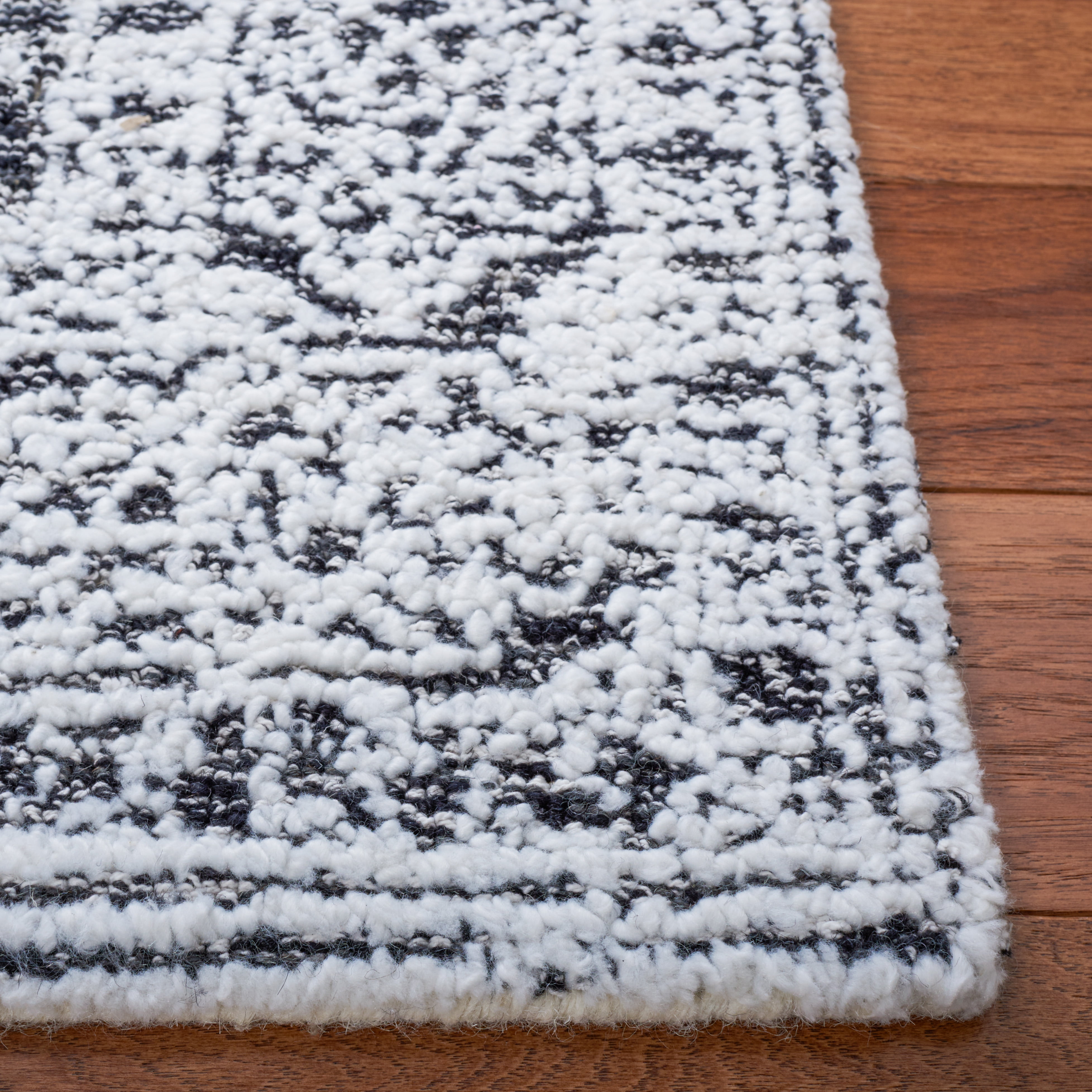 SAFAVIEH Metro Landon Medallion Area Rug, Ivory/Black, 8' x 10'