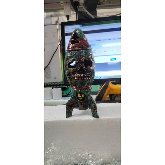Decoración de ojiva nuclear pequeña con grafitis y logotipos nucleares. Bomba de esqueleto de resina para Halloween.