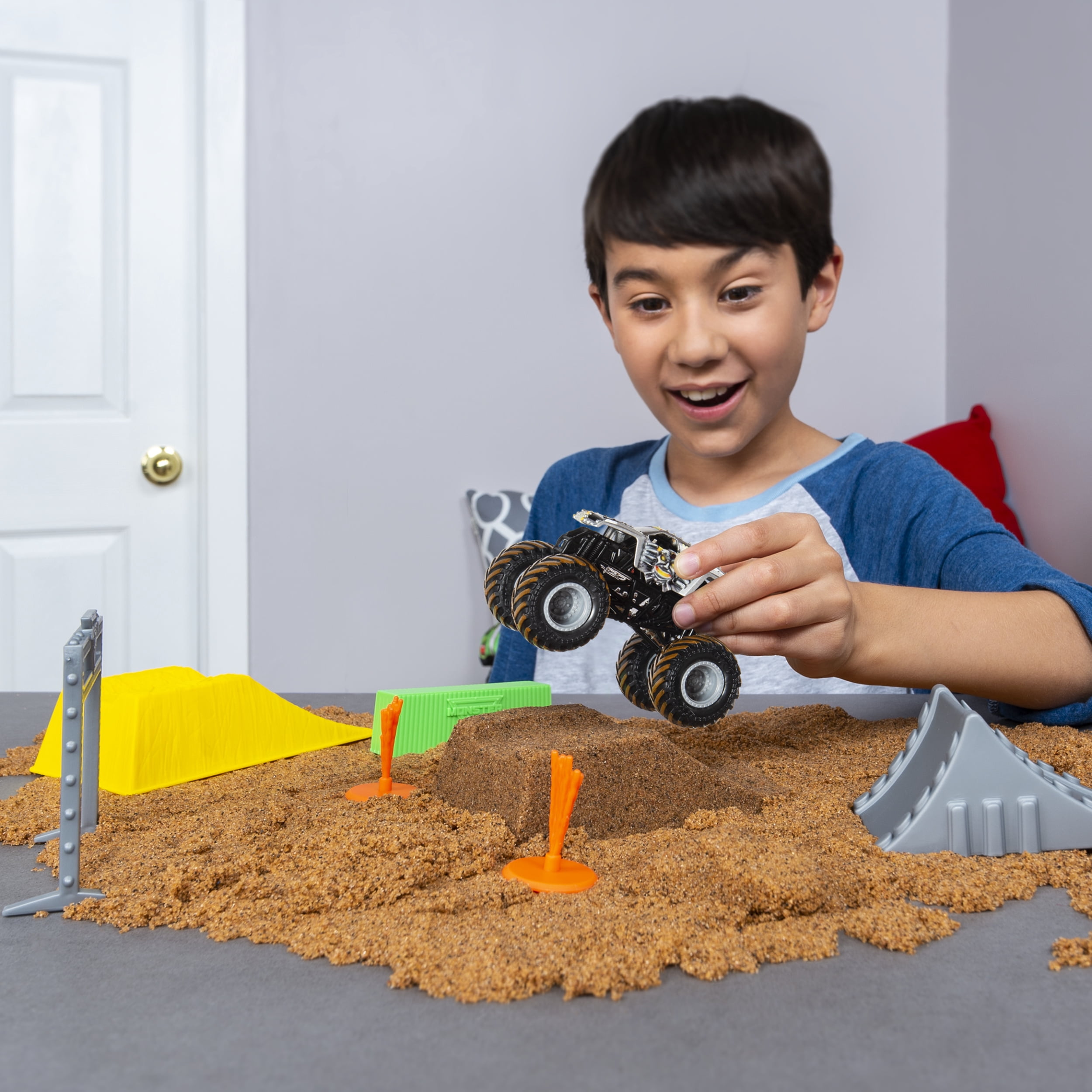 Monster Jam, Max D Monster Dirt Deluxe Set, Featuring 16oz of Monster Dirt and Official 1:64 Scale Die-Cast Monster Jam Truck