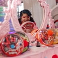 thumbnail image 4 of Set de maquillaje Miraculous Ladybug Kids con esmalte de uñas y tiza para el cabello, 4 of 6