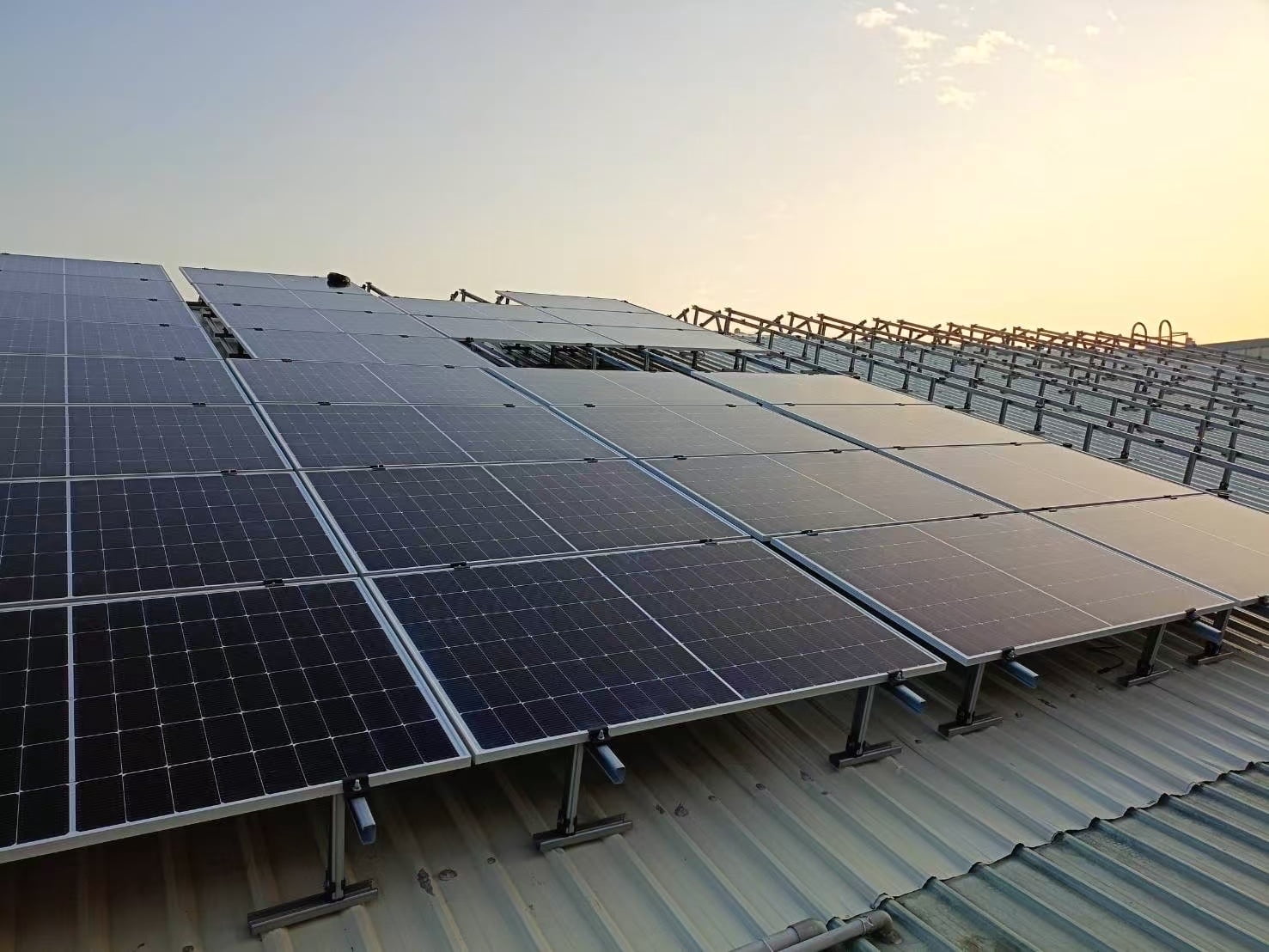 Hishen 550W Bifacial Dual Glass Half-cut Mono PERC Solar Panel for Rooftop Off-Grid Use