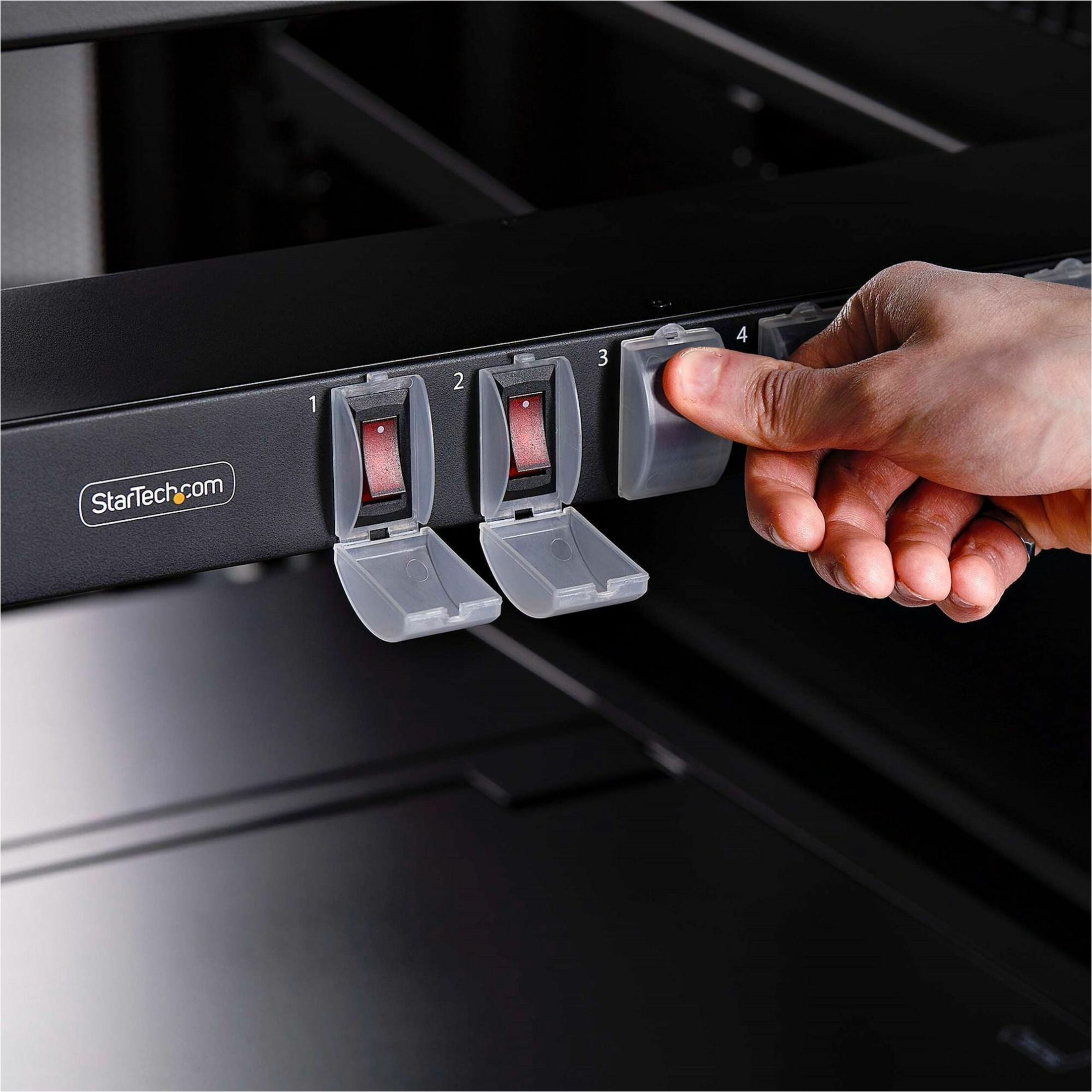 StarTech 8-Outlet Horizontal Rack Mount PDU, 1U Power Strip 8NS8-RACK-MOUNT-PDU