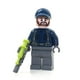 thumbnail image 2 of Minifigura LEGO Jurassic World Dominion Guardia de dinosaurio con barba y pistola tranquilizante, 2 of 3