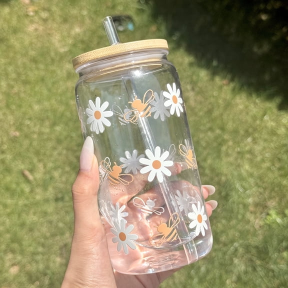 16Oz Daisy Bee Design Plastic Water Cup Featuring a Bamboo Lid And Straw - Sturdy, Reusable, And Easy to Carry