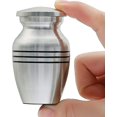 thumbnail image 1 of Pequeña urna de recuerdo para cenizas humanas o de mascotas, urna de cremación de metal duro, mini urna funeraria con bolsa de terciopelo, 1 pieza, plata, 1 of 4