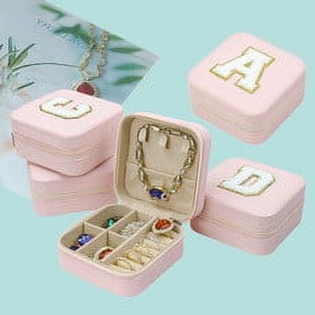 Organizador de Joyas con 26 Letras Del Alfabeto, Bandeja de Franela y Ganchos para Collares | Multicompartimento para Anillos, Pulseras y Relojes | Estuche Rosa de 10 X 10 X 5 Cm