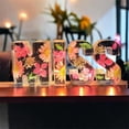 thumbnail image 2 of Luz nocturna de resina floral, lámpara de flores personalizada, letras de resina de flores prensadas con luz LED para madre, luces de alfabeto de resina de cristal de flores para mujer, regalo del día, 2 of 7