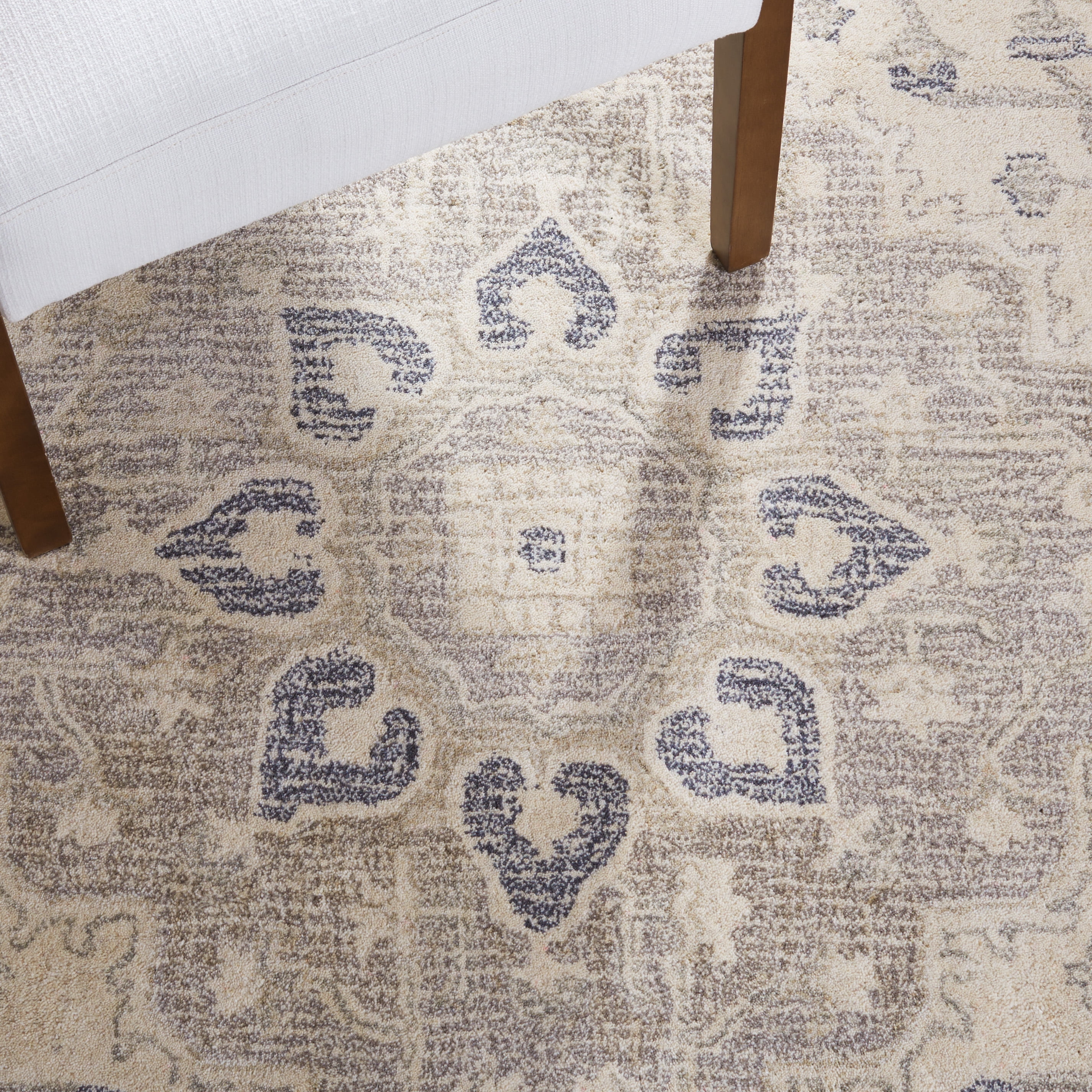 SAFAVIEH Metro Marion Medallion Area Rug, Ivory/Beige, 4' x 6'